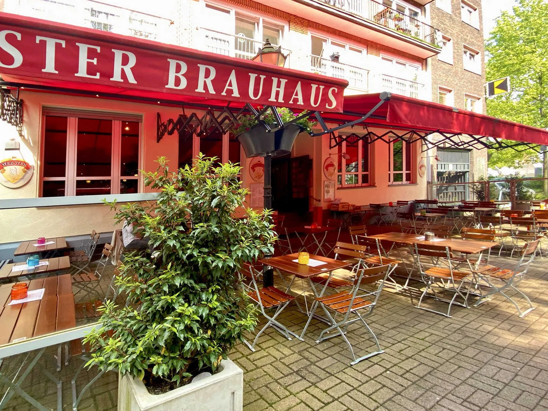 Biergarten des Webster Brauhaus mit roter Markise am Dellplatz