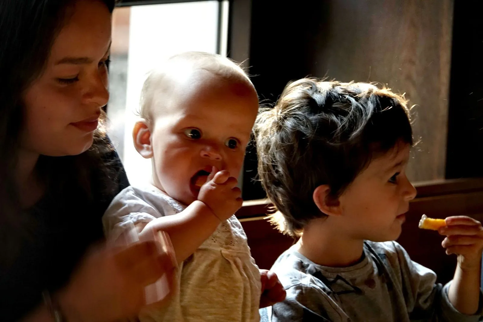Familie mit zwei Kindern beim Essen im Webster Brauhaus