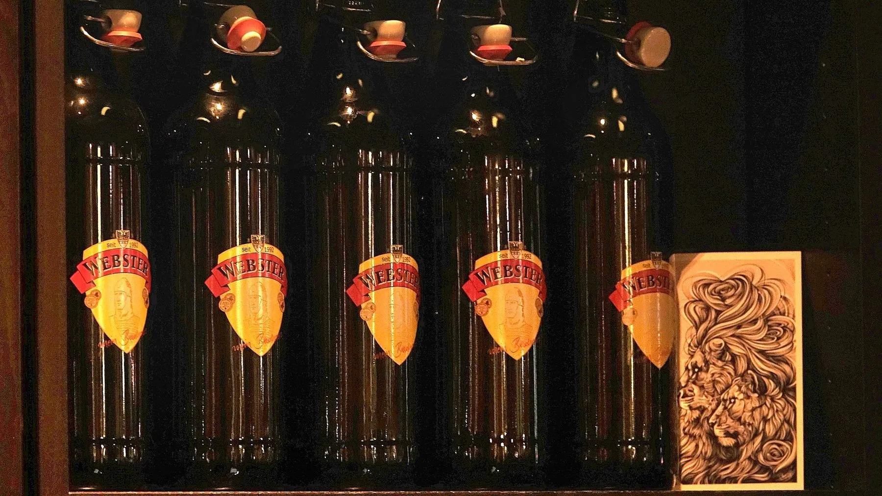 Webster Bierflaschen mit Bügelverschluss und dem Wappen der Brauerei
