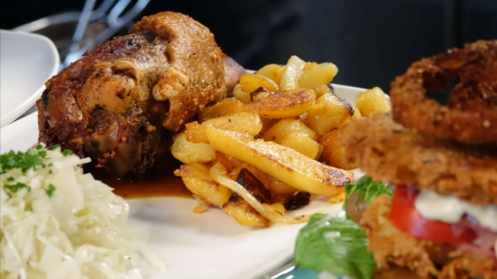 Deftiges Brauhausgericht mit Bratkartoffeln und Krautsalat