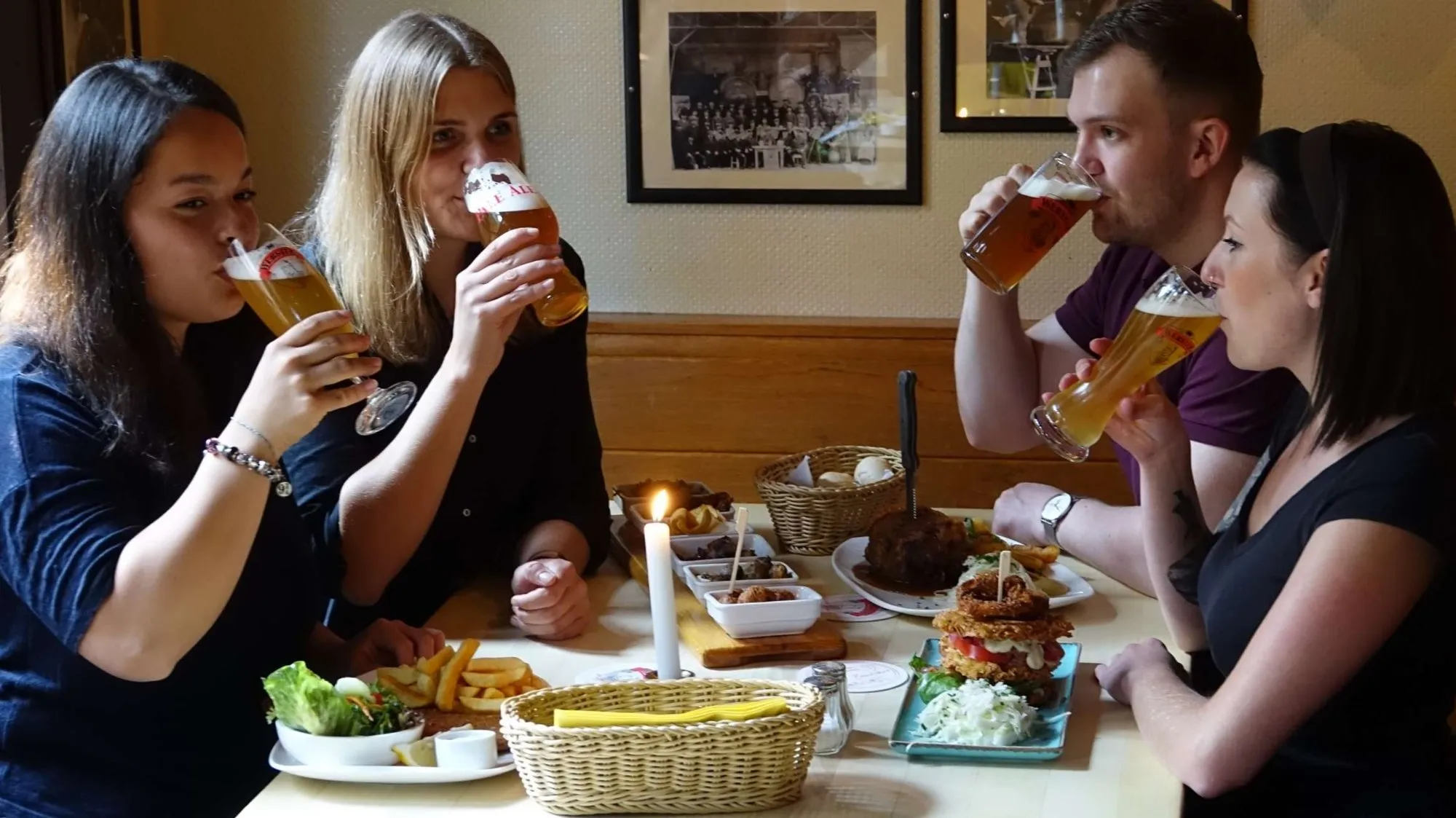 Gäste stoßen in der Braustube des Webster mit frisch gezapftem Bier an