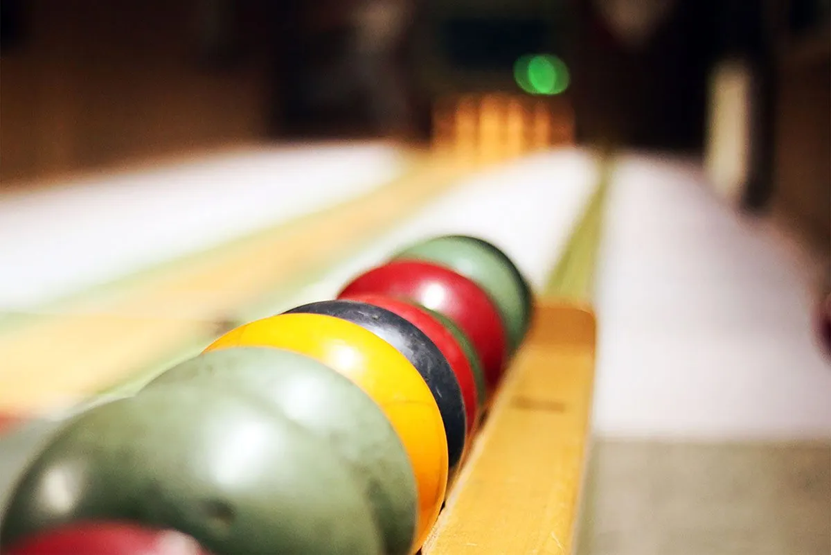 Kegelkugeln auf der Kegelbahn im Webster Brauhaus