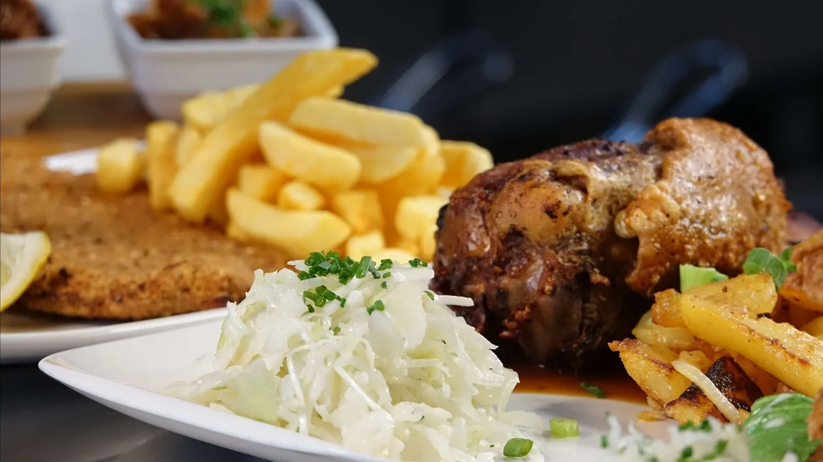 Schnitzel in Malzschrot-Panade mit goldenen Webster-Fritten